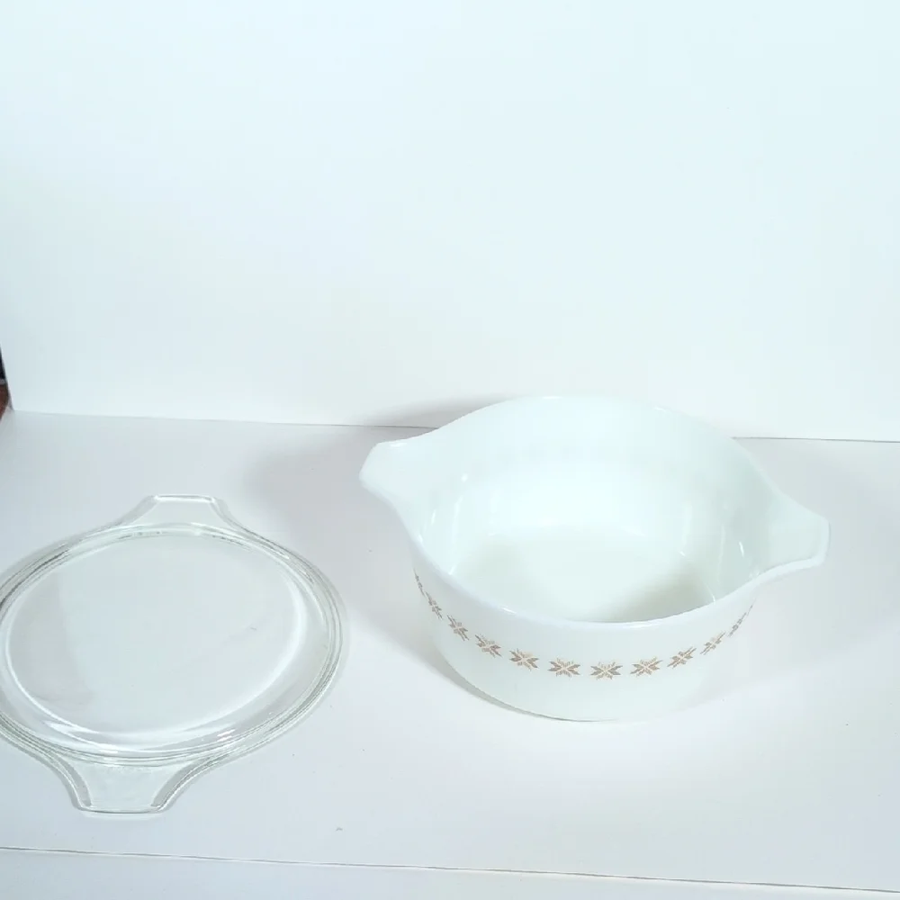 Pyrex Town and Country Star Pattern Casserole Dish with Lid